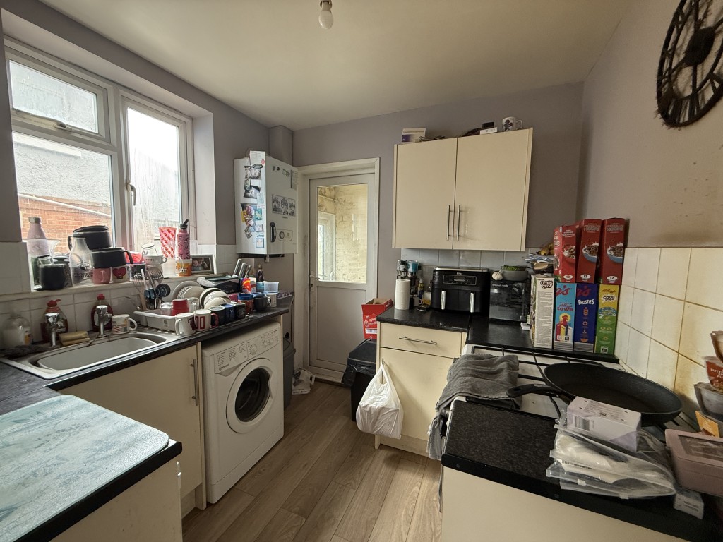 Lot: 156 - FREEHOLD HOUSE FOR INVESTMENT - Kitchen with fitted units